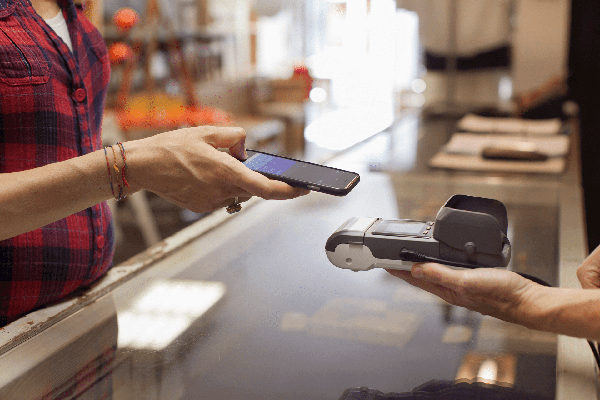 Paiement par mobile pour illustrer la fin de la prime exceptionnelle de pouvoir d'achat